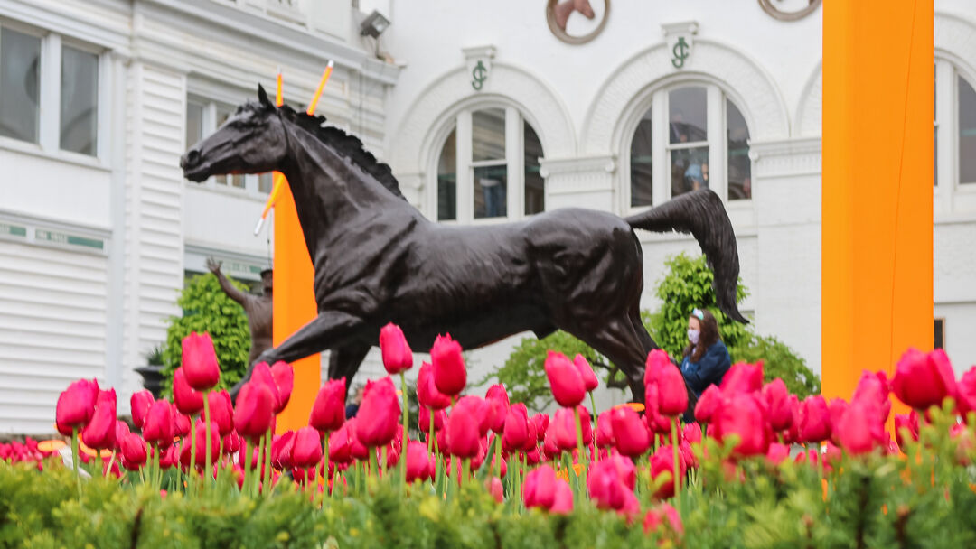 Secretariat statue